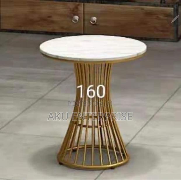 Round Coffee Table · Photo 2