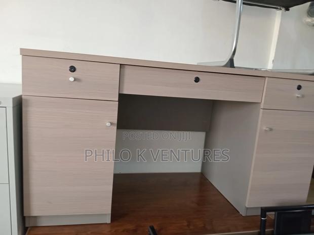 Table and Executive Hotel Rooms · Photo 2
