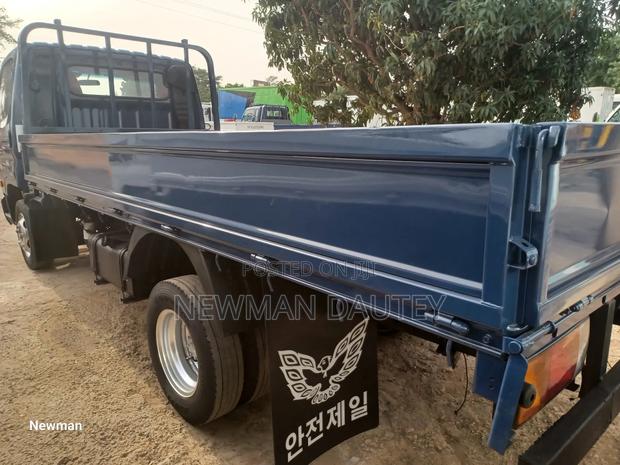 Hyundai Mighty E Blue