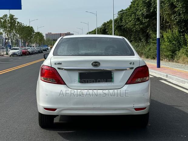 BYD E1 2019 White photo 3