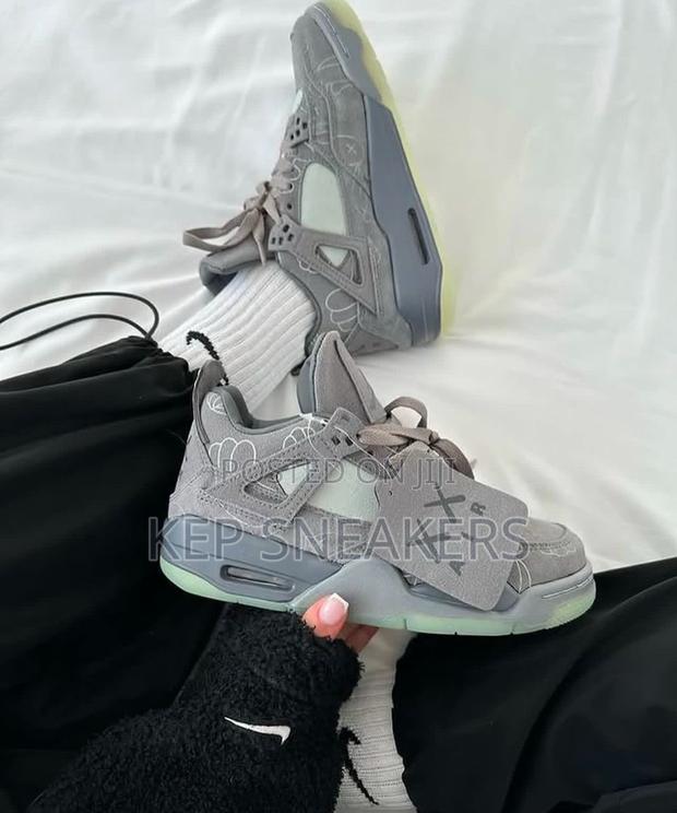 Air Jordan 4 Retro “Suede Kaws Cool Grey” · Photo 3