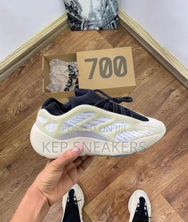 Adidas Yeezy 700 V3 “Azael” · Photo 4