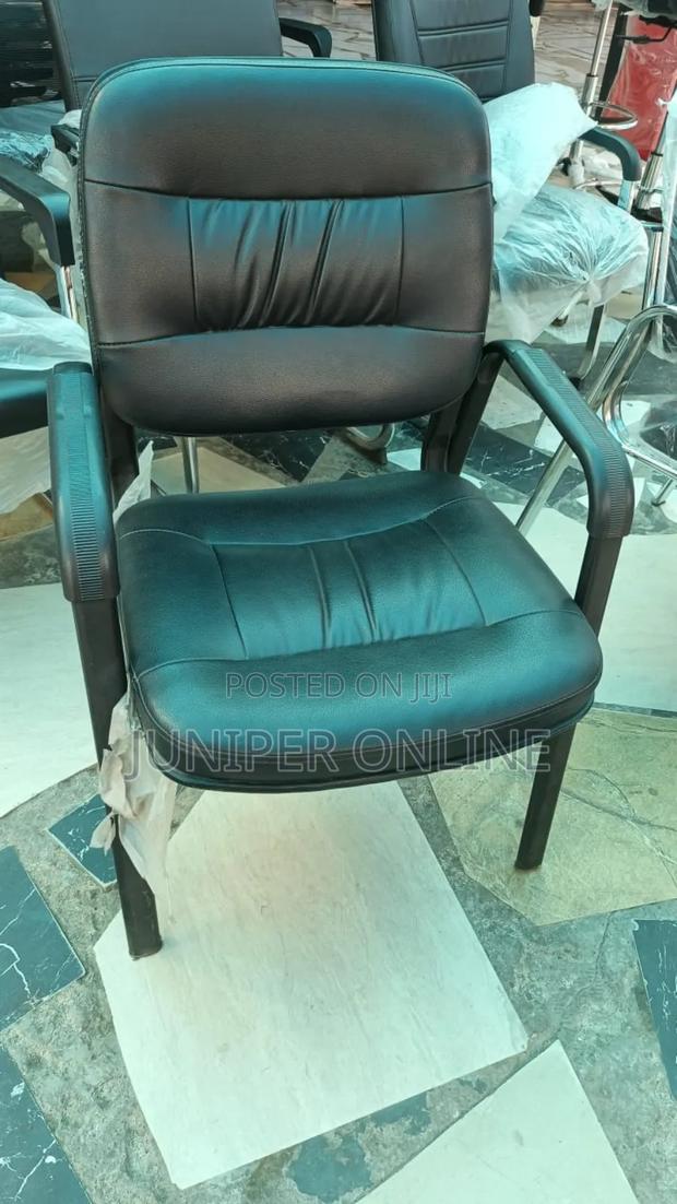 Leather Visitors Chair Zurulu Jans · Photo 1