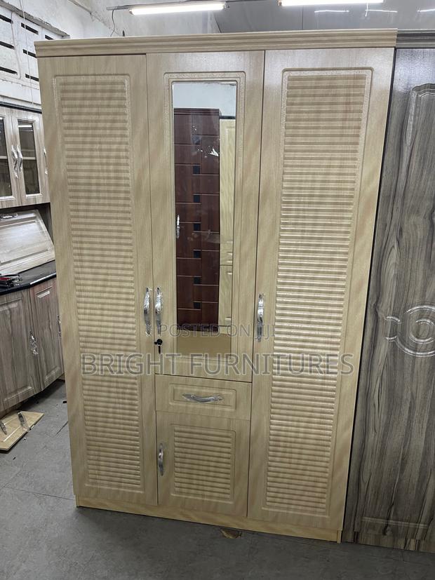 Foreign Modern Three Doors Storage Wardrobe · Photo 4