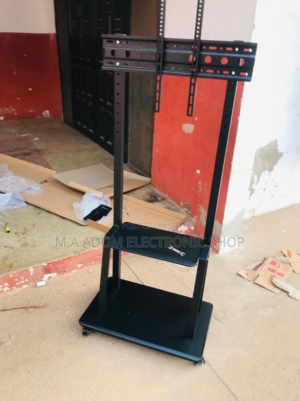 Tv Pedestal With Rolling Tyres 32”-75” · Photo 2