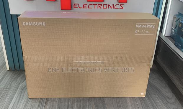 Samsung S7 32”Monitor · Photo 2