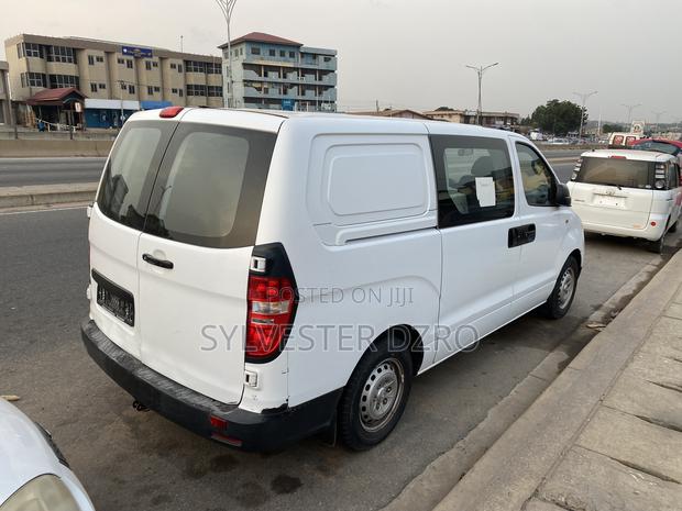 Hyundai H1 2011 White