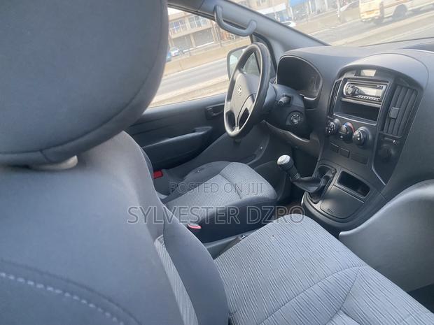 Hyundai H1 2011 White