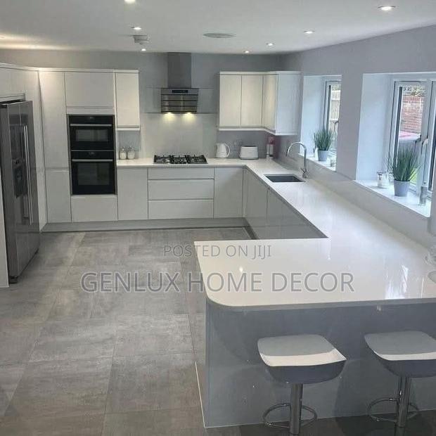 High-Gloss Reflective Cabinets · Photo 2
