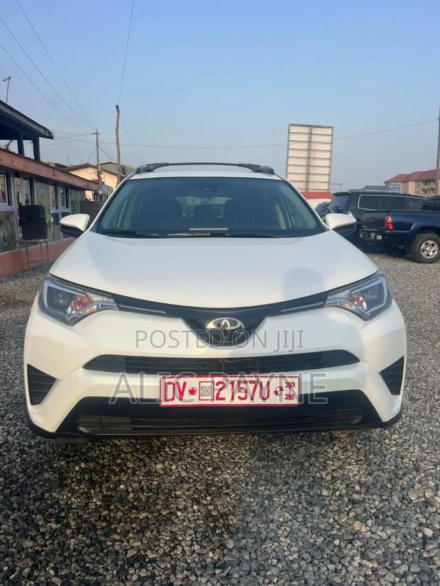 Toyota RAV4 LE 4dr SUV (2.5L 4cyl 6A) 2018 White