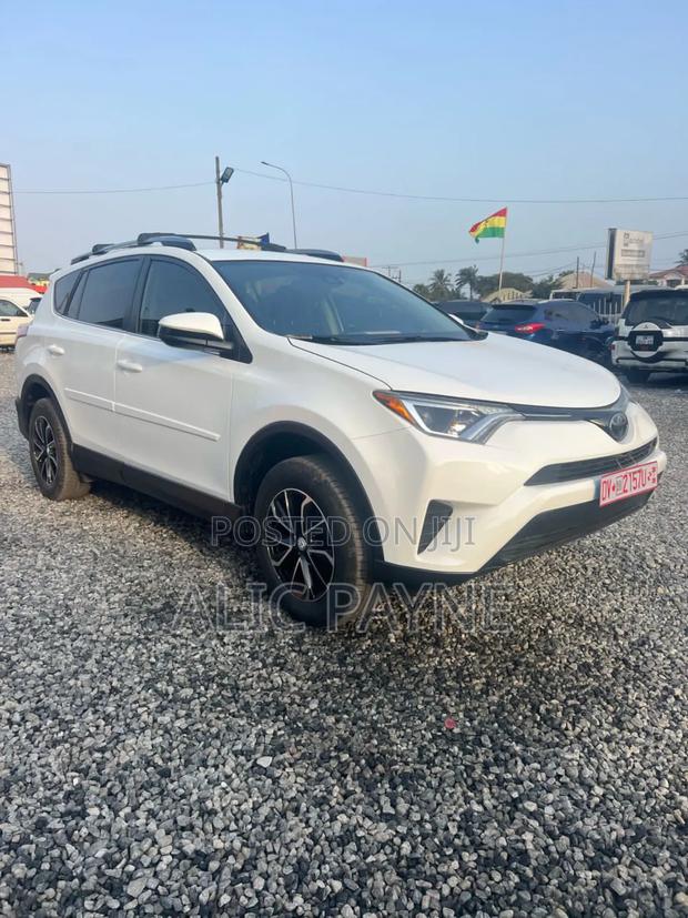 Toyota RAV4 LE 4dr SUV (2.5L 4cyl 6A) 2018 White