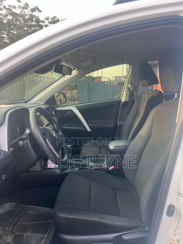 Toyota RAV4 LE 4dr SUV (2.5L 4cyl 6A) 2018 White