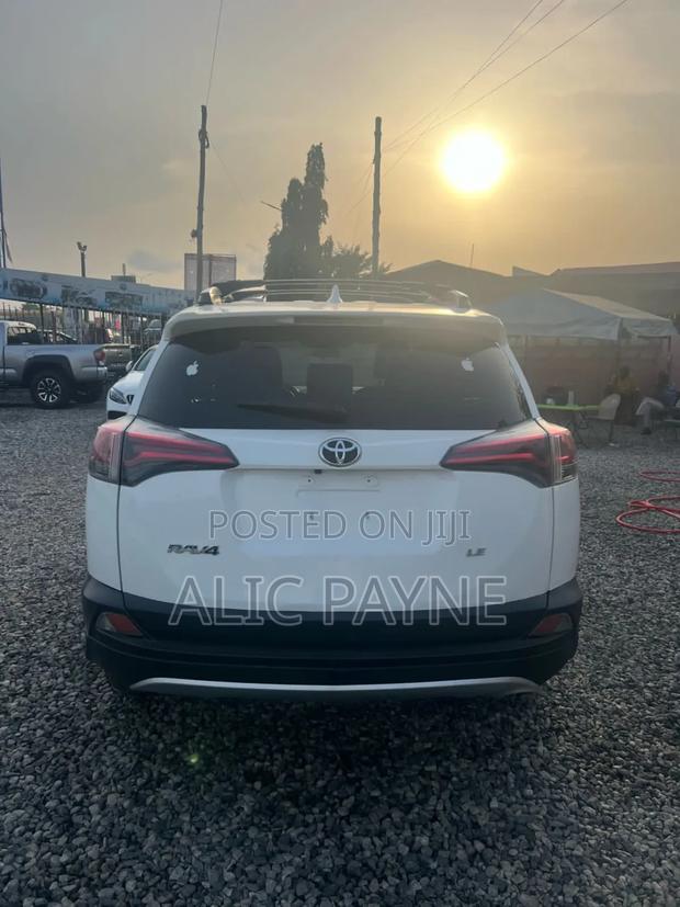 Toyota RAV4 LE 4dr SUV (2.5L 4cyl 6A) 2018 White
