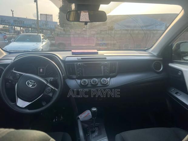 Toyota RAV4 LE 4dr SUV (2.5L 4cyl 6A) 2018 White