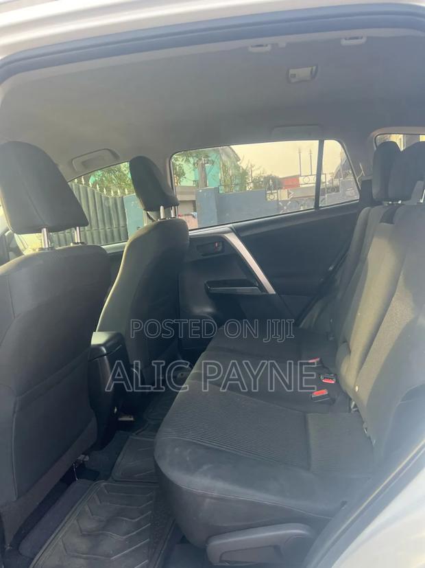 Toyota RAV4 LE 4dr SUV (2.5L 4cyl 6A) 2018 White