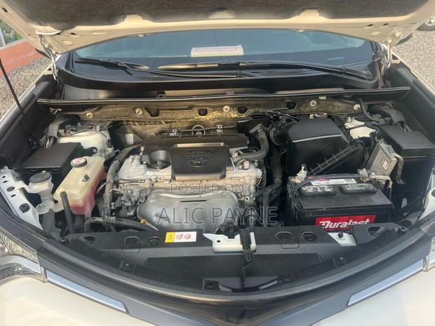 Toyota RAV4 LE 4dr SUV (2.5L 4cyl 6A) 2018 White