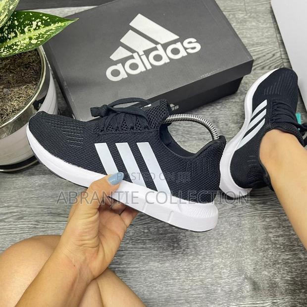 Adidas Swift Run Black/White · Photo 4