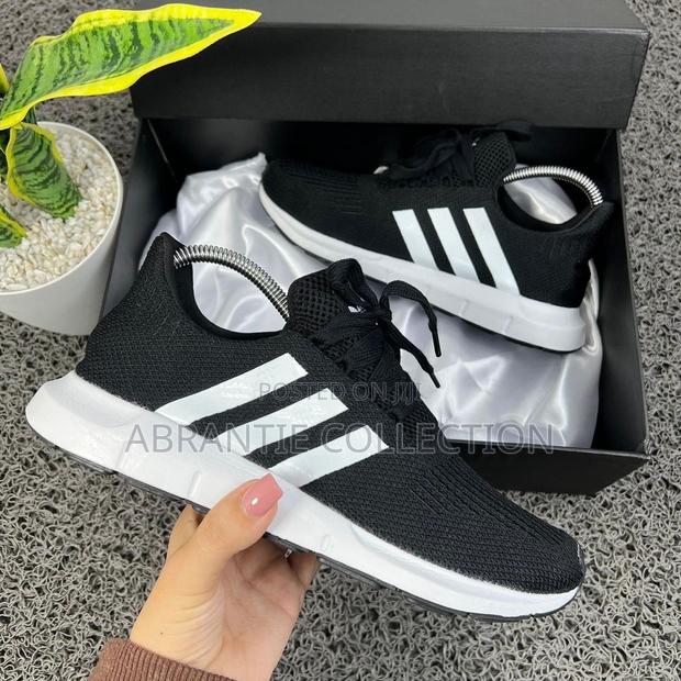 Adidas Swift Run Black/White · Photo 3