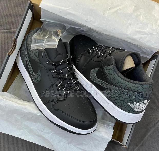 Air Jordan 1 Low Elephant Black · Photo 3