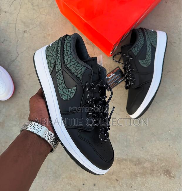 Air Jordan 1 Low Elephant Black · Photo 4