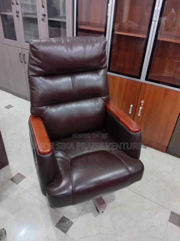 Office Manager Chair · Photo 2