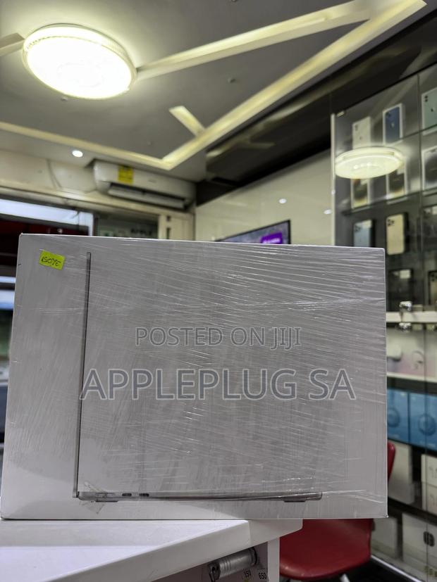 New Laptop Apple MacBook Air 2024 M3 13-Inch 16GB Apple M3 SSD 512GB