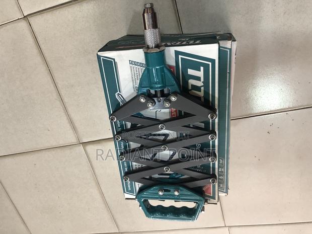 Total Folding Hand Riveter (32”) · Photo 2