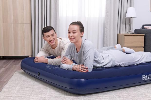 Inflatable Flocked Kingsize Airbed With Pump · Photo 3