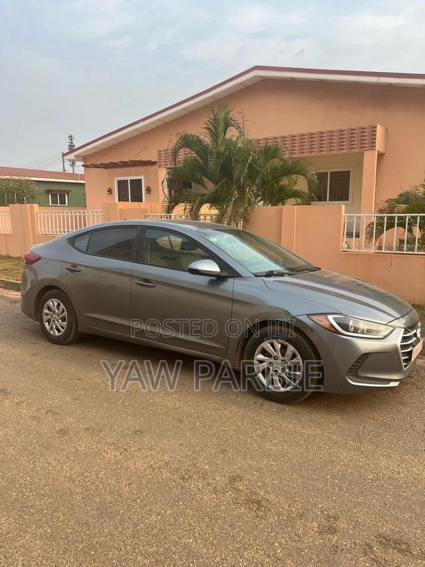 Hyundai Elantra SE Sedan FWD (2.0L 4cyl 6M) 2017 Gray