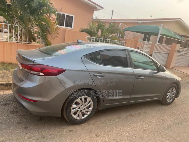 Hyundai Elantra SE Sedan FWD (2.0L 4cyl 6M) 2017 Gray