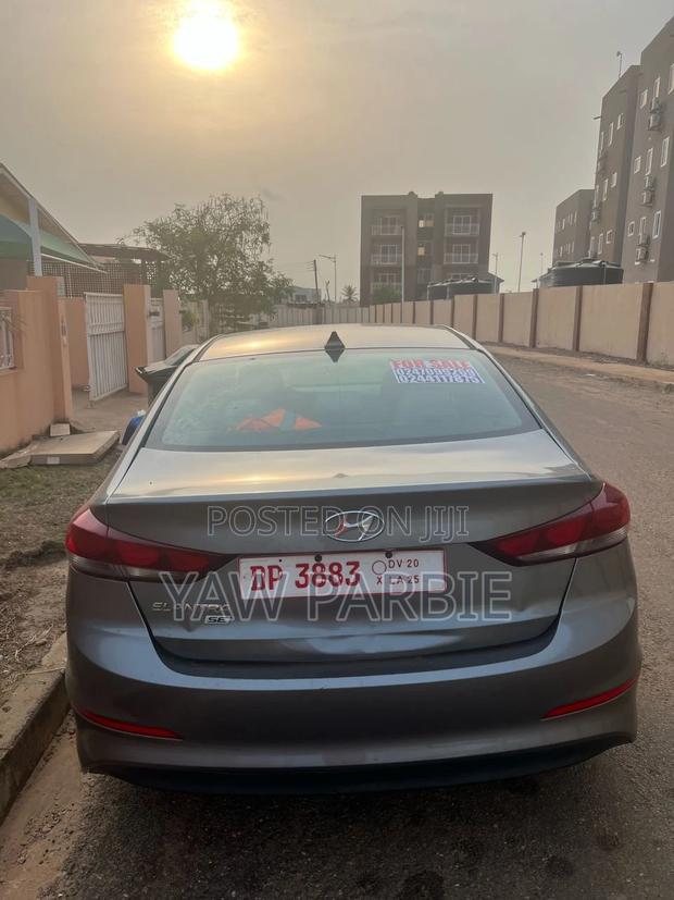 Hyundai Elantra SE Sedan FWD (2.0L 4cyl 6M) 2017 Gray