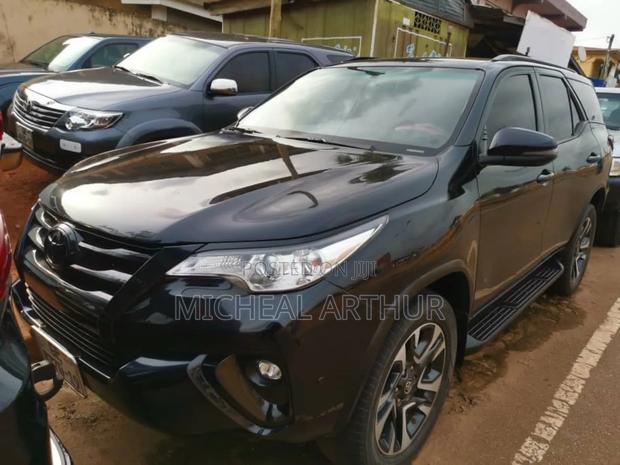 Toyota Fortuner 2018 Black photo 2