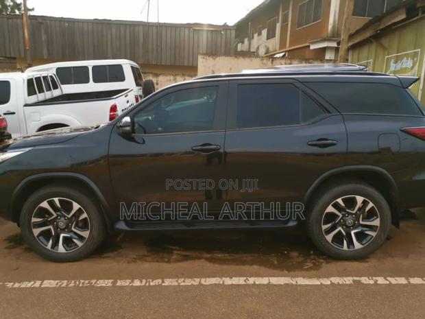 Toyota Fortuner 2018 Black photo 3