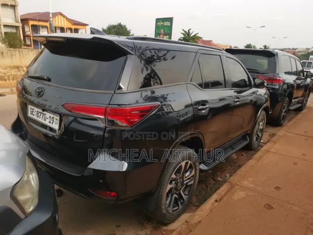 Toyota Fortuner 2018 Black photo 4