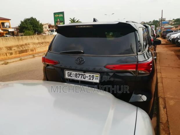 Toyota Fortuner 2018 Black photo 5