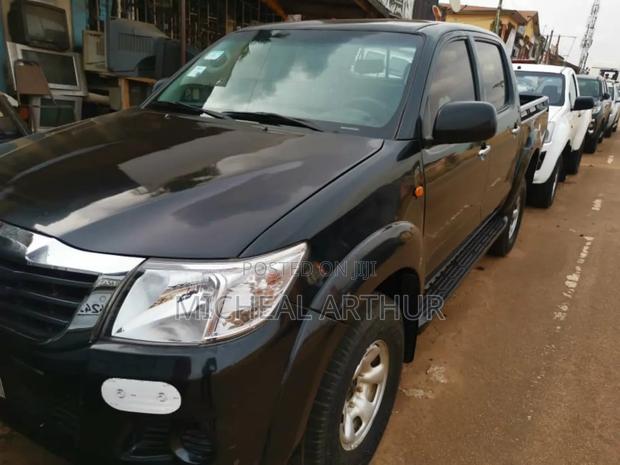 Toyota Hilux 2014 Black photo 2