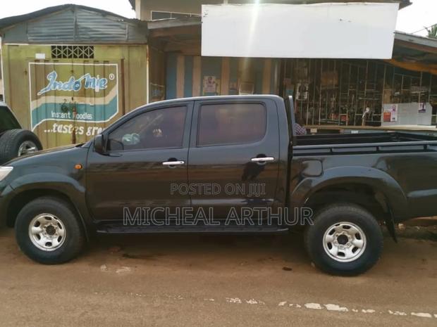 Toyota Hilux 2014 Black photo 3