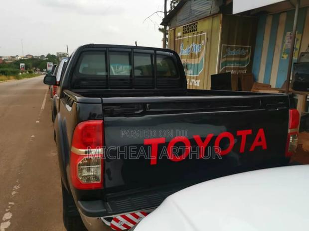 Toyota Hilux 2014 Black photo 4