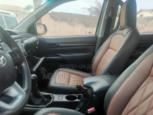 Toyota Hilux 2014 Black photo 5