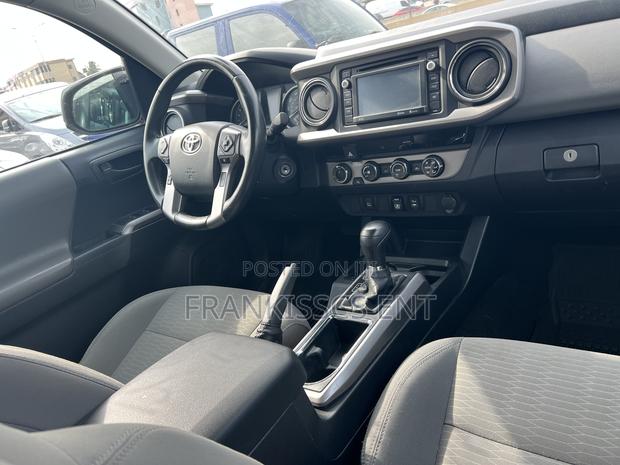 Toyota Tacoma SR 2018 Gray photo 10
