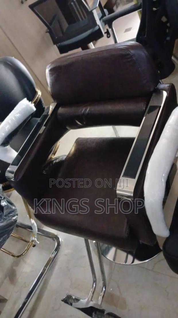 Salon Adjustable Chair · Photo 2