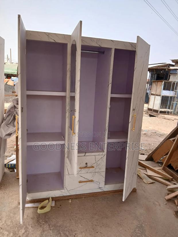 Three Doors Wardrobe · Photo 3