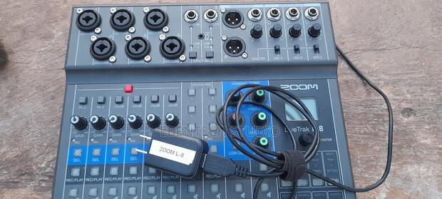 Zoom Livetrak L-8 Podcast Studio Mixer