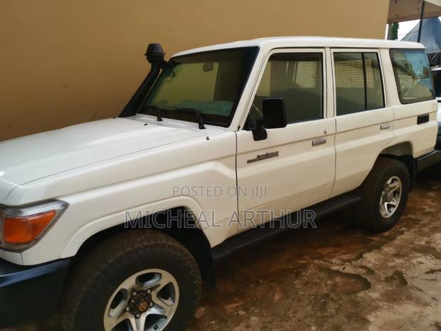 Toyota Land Cruiser 2012 White photo 2