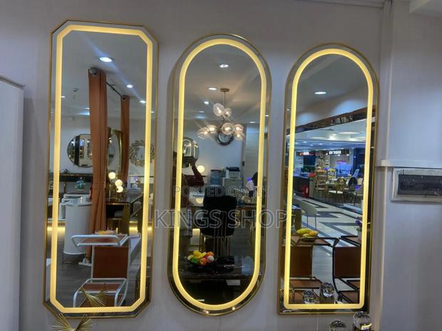 Led Wall Mirror · Photo 2