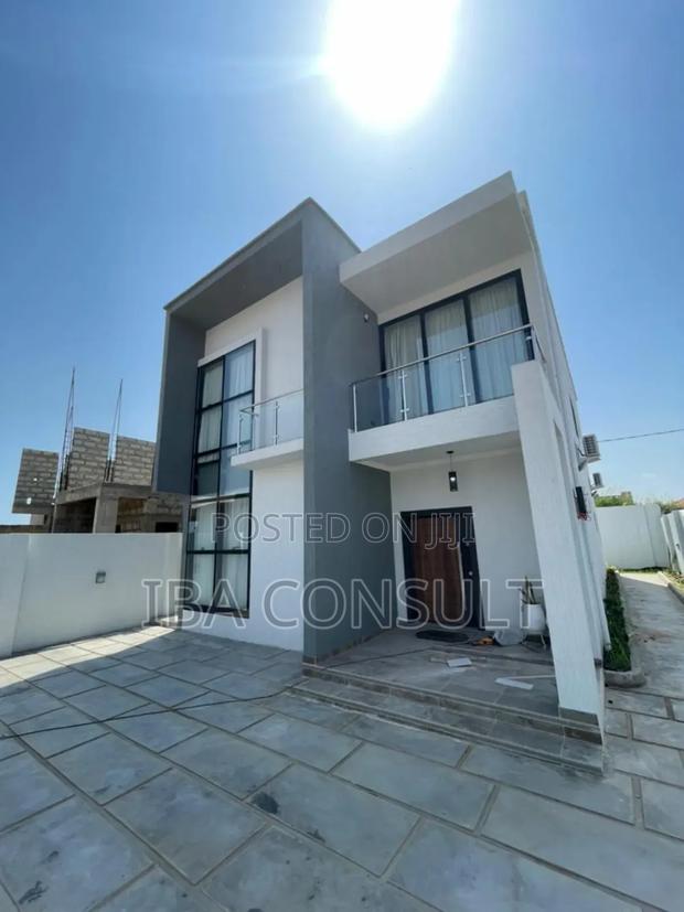 3 and 4bdrm House in East Airport for Sale