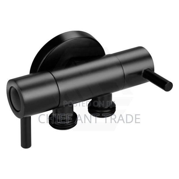 Double Angle Valve Black · Photo 2