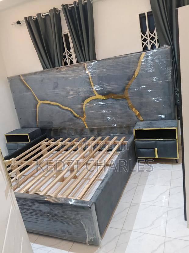 Queen Size Bed Frame · Photo 2