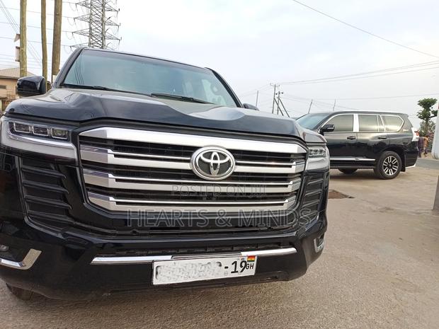 Toyota Land Cruiser 2019 Black photo 3