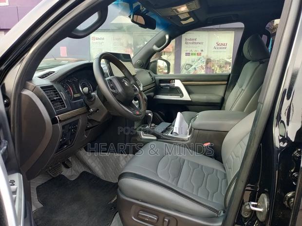 Toyota Land Cruiser 2019 Black photo 6